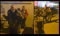 Μπισμπίκης: Στήθηκε γιορτή έξω από το θέατρο για τα γενέθλιά του – Μαζί του η Δέσποινα Βανδή