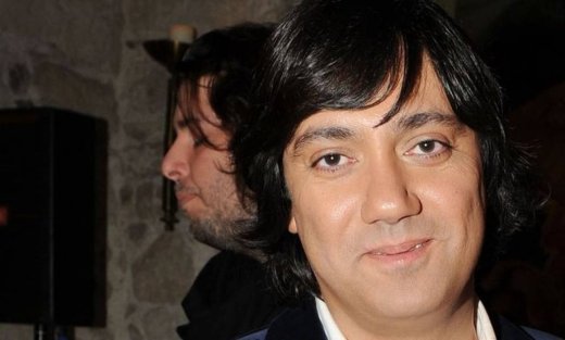 Ο Γιώργος Θεοφάνους σε ρόλο τραγουδιστή