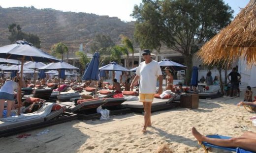 Και ο Μπέζος στη Μύκονο