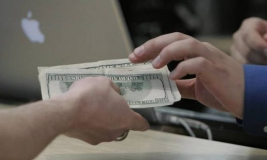 Οι αμερικανικές τράπεζες δίνουν 145 δισ. δολ. για αμοιβές και μπόνους