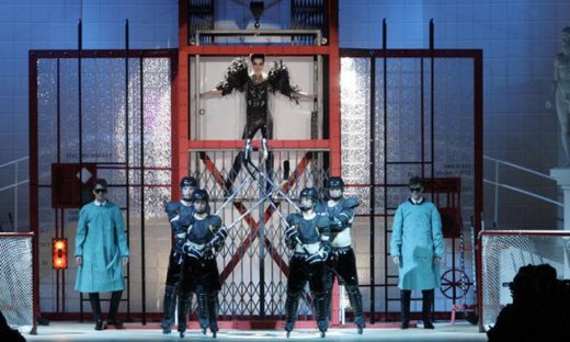 O Bill Kaulitz σε ρόλο μοντέλου σε επίδειξη μόδας