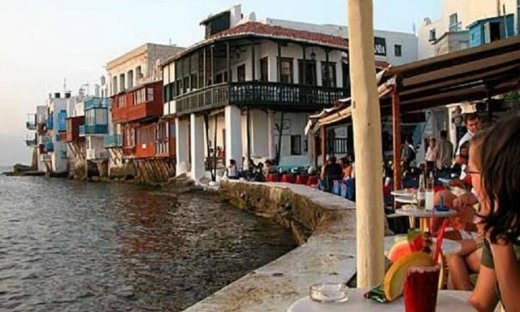 Έφοδος στα εστιατόρια και τα clubs της Μυκόνου