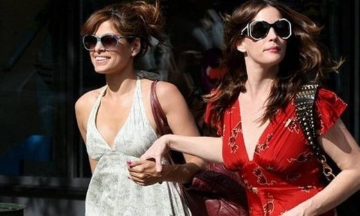 Δύο φίλες βγήκαν για ψώνια