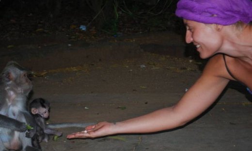 Η Ελεονώρα Μελέτη ταΐζει τα πιθηκάκια!