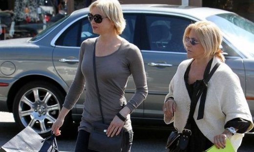 Βόλτα για ψώνια με την… μέλλουσα πεθερά