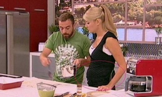 Όλο και φουσκώνει η «κοιλίτσα» της Φαίης Σκορδά