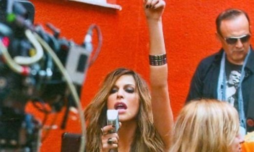 Κατερίνα Παπουτσάκη: Πήρε μικρόφωνο και τραγούδησε για «Το άλλο της μισό»