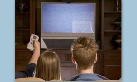 4,5 ώρες μπροστά στην τηλεόραση οι Έλληνες