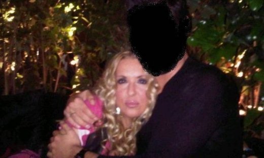 Ποιος είναι ο άντρας που κρατάει αγκαλιά την Ναταλία;