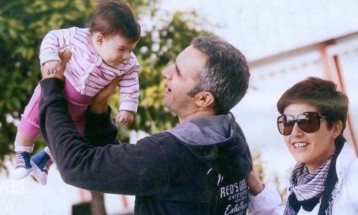 Χρήστος Τριπόδης: Καρέ-καρέ η βόλτα με τη σύζυγο και την 4,5 μηνών κορούλα του