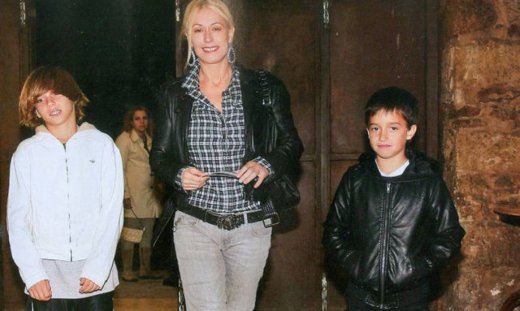 Μαρία Μπακοδήμου: Στο θέατρο με τους γιους της