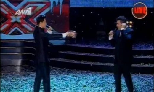 Video: Τι ευχήθηκε ο Σάκης Ρουβάς στον Αντώνη Ρέμο για τη νέα χρονιά;