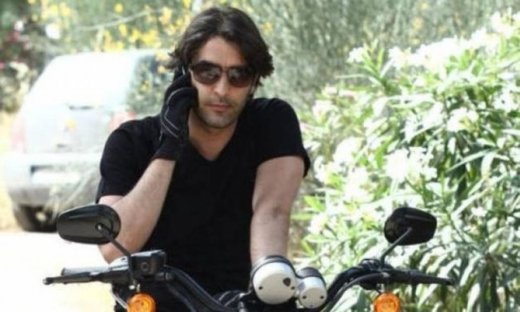 Βασίλης Μπισμπίκης: Ημίγυμνος στο σανίδι