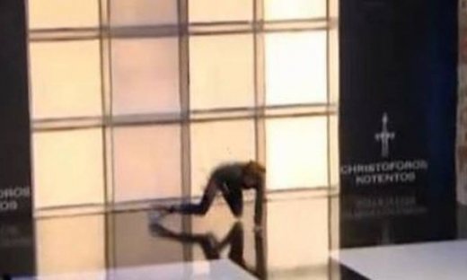 Video: Next Top Model 2: Ποια κοπέλα « έφαγε» τούμπα σε fashion show;