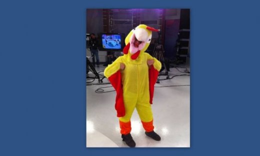 Video: Η Ελεονώρα μελέτη ντύθηκε... κόκορας!