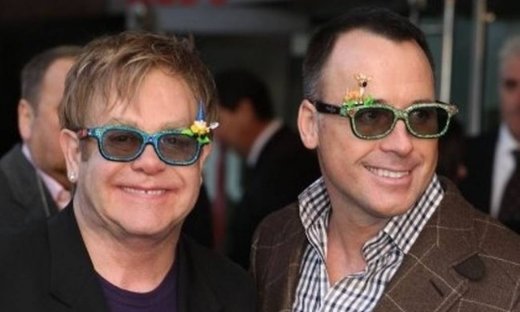 Και ο Elton John μετά συζύγου στο βασιλικό γάμο της χρονιάς