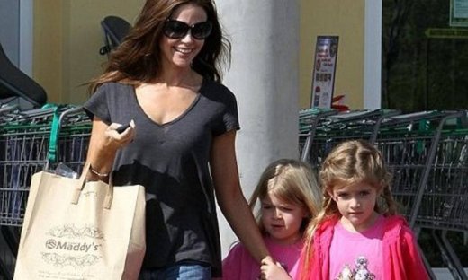 Denise Richards: Έβγαλε τις κόρες της για ψώνια