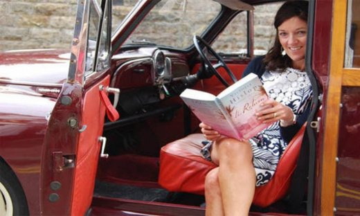 Η συγγραφέας του "Νησιού" γράφει βιβλίο για μια ... μοδίστρα!