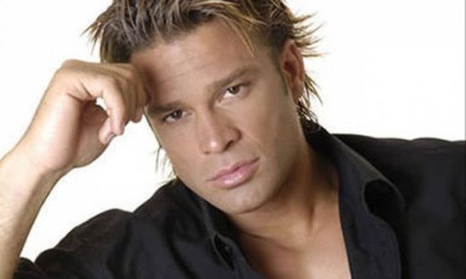 Ο Κώστας Σόμμερ τραγουδάει «Big Love»