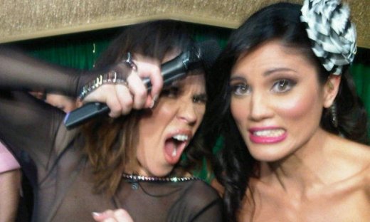 Video: Το μικρο-φωνικό ατύχημα της Δραγούμη και το σπαστικό γέλιο της Ζέτας