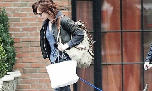 Ο Pattinson κάνει περιοδεία και η Stewart βγάζει βόλτα το σκύλο