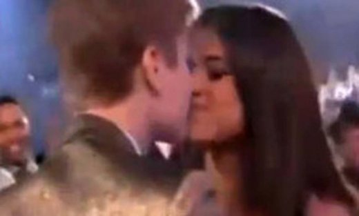 Video: Το φιλί του Justin Bieber στη Selena Gomez