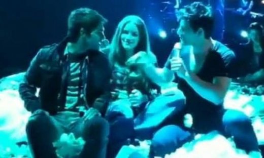 Video: Ο Σάκης Ρουβάς και ο Άρης από το «Greek Idol» μαζί επί σκηνής