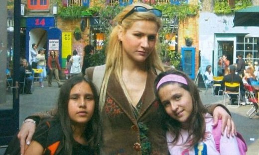 Μπέσυ Μάλφα: Στο Λονδίνο με τις κόρες της