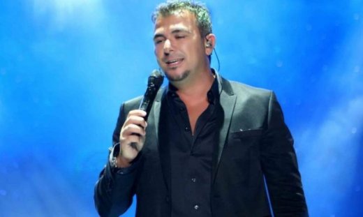 Ο Αντώνης Ρέμος πάει θάλασσα