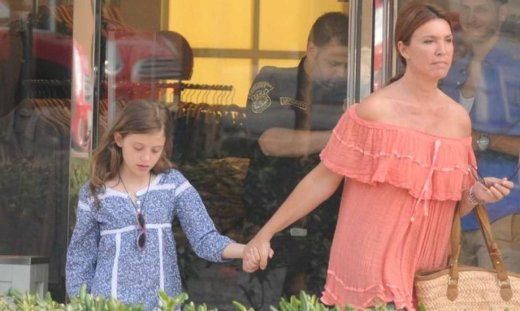 Βάνα Μπάρμπα: Βόλτα και ψώνια στην Κηφισιά με την κόρη της