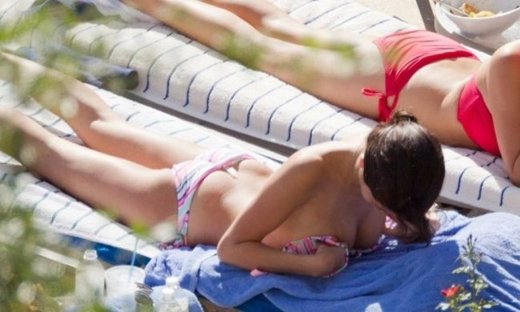 Η Selena Gomez topless!