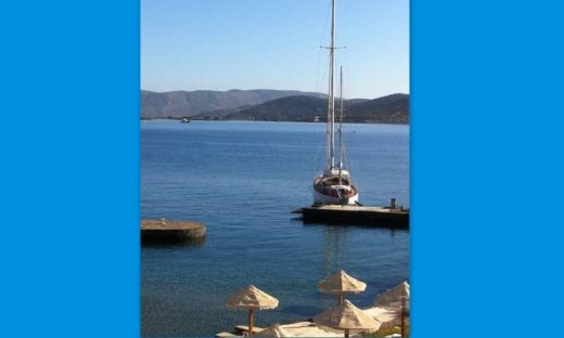 Ποιος επώνυμος απολαμβάνει τις βουτιές του αυτή την ώρα σε αυτό το μαγευτικό τοπίο;