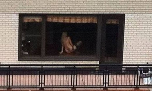 Απίστευτο: Γύριζαν πορνό στο απέναντι μπαλκόνι (pics)