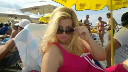 Η Ράνια Θρασκιά στην παραλία