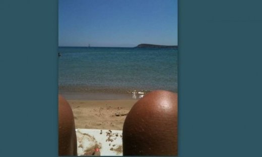 Ποια επώνυμη κυρία βρίσκεται σ' αυτή την παραλία;