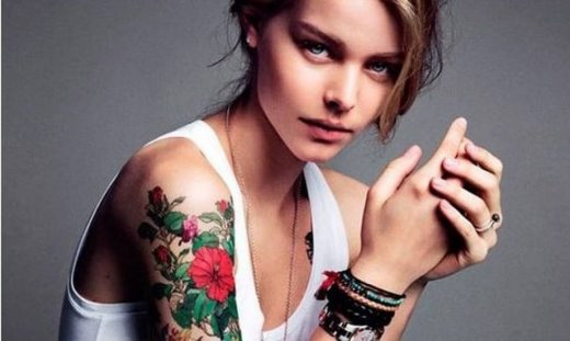 Tattoos και ρολόγια: Η γοητεία της Κάρολιν Λόοζεν