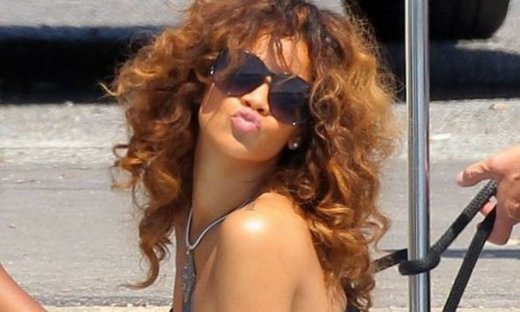 Γιατί στέλνει φιλάκια η Rihanna;
