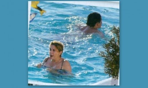 Κατρίν Ντενέβ: Διακοπές στην Σαντορίνη