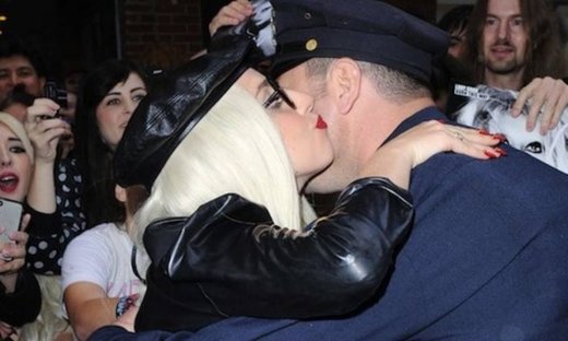 Η Lady Gaga φιλάει το… Νόμο