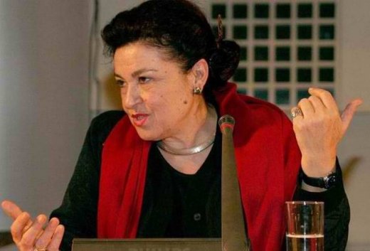 Μαρίνα Λαμπράκη-Πλάκα: Αντιμετωπίζει τη ζωή της με πάθος