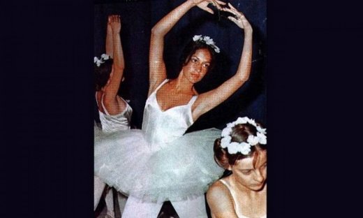 Δεν σας πάει ο νους ποια είναι η μπαλαρίνα της φωτογραφίας!