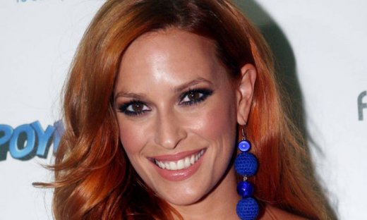 Σίσσυ Χρηστίδου: «Η ζήλεια σε μικρές δόσεις τροφοδοτεί τον έρωτα»