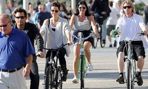 Kate Beckinsale: Βόλτες με το ποδήλατο