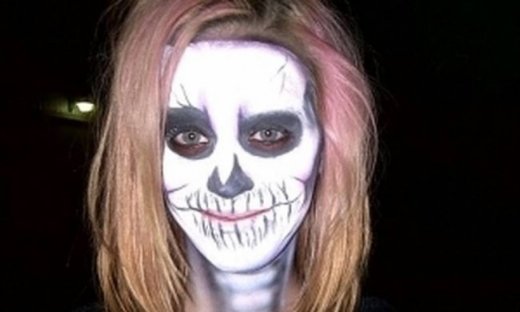 Αναγνωρίζετε την πασίγνωστη τραγουδίστρια της φωτογραφίας;