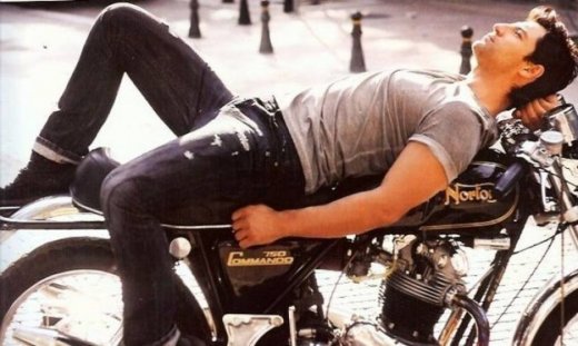 Easy rider o Σάκης Ρουβάς για τη νέα του κολεξιόν! (φωτό)