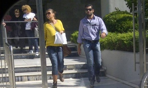 Συμβαίνει τώρα: Πού πετύχαμε τη Νίνα Λοτσάρη με το σύζυγό της;