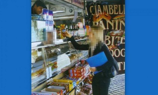 Ποια πολιτικός ψωνίζει σε μίνι μάρκετ;