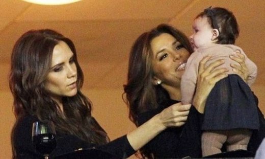 Η Eva Longoria αγκαλιά με το μωρό της Victoria Beckham (φωτό)