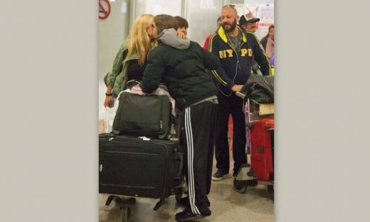 Ζέτα Μακρυπούλια: Η τυχαία συνάντηση στο αεροδρόμιο και τα φιλιά (φωτό)