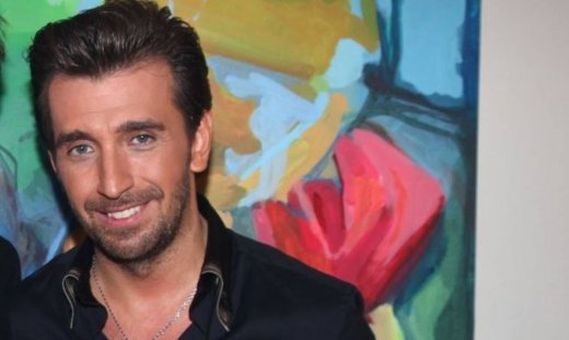 Θάνος Πετρέλης: Τι κοιτάζει σε μια γυναίκα;